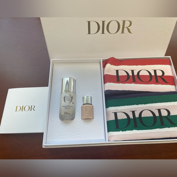 Dior Prestige Capture Totale Gift With Two Draw String Bags and Primer